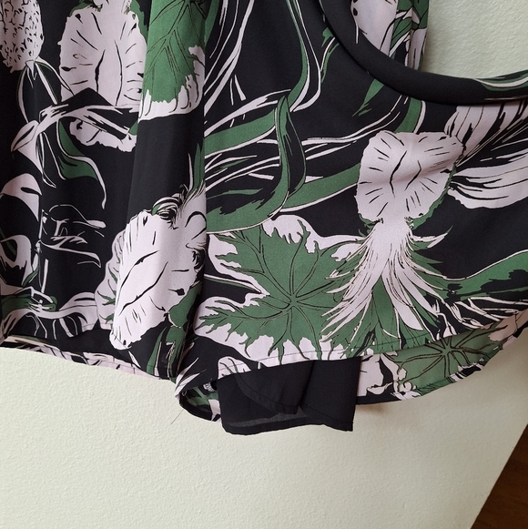 Aritzia Sunday Best Floral Romper. Short sleeves. Pockets. Womens size 8 - Picture 5 of 9